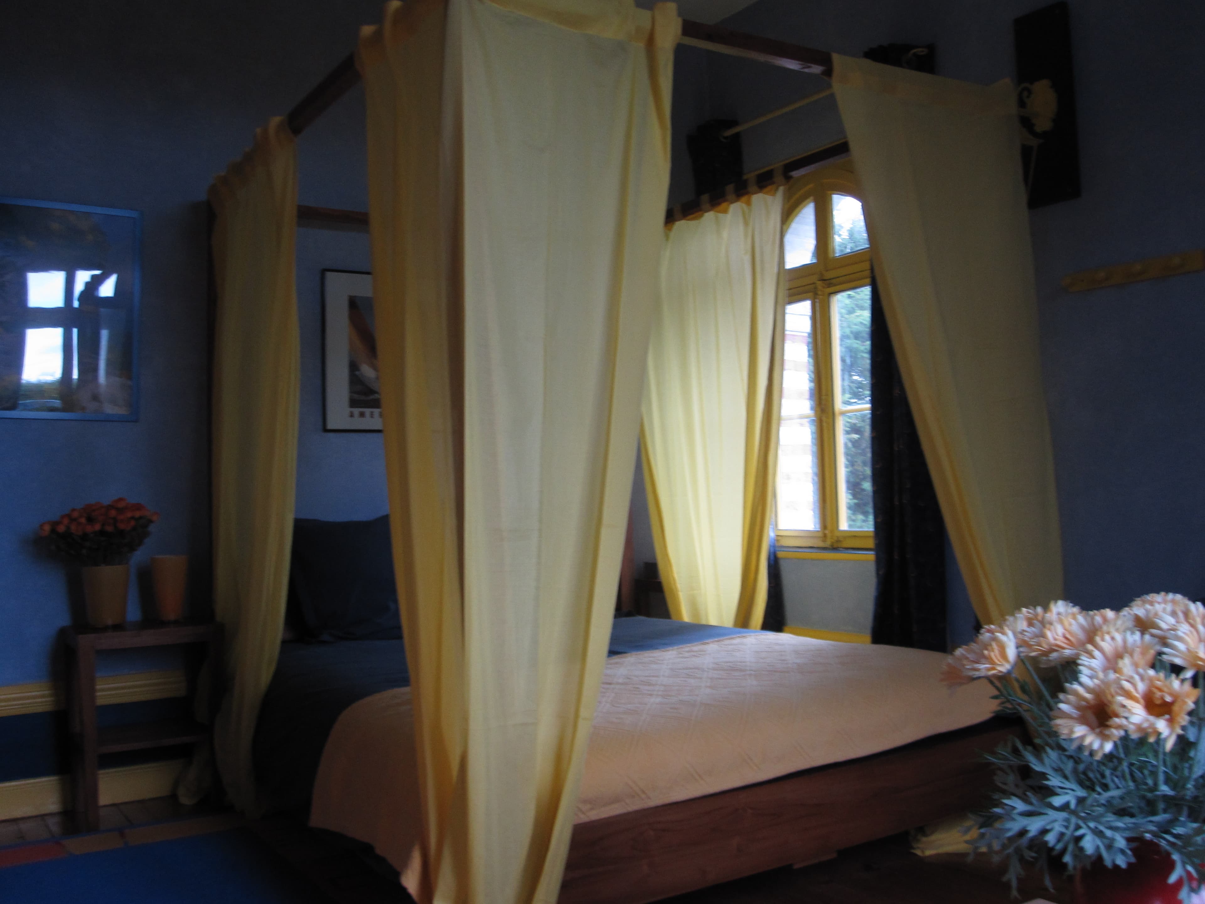 Suite Les Jumeaux — Queen bed · double sofa bed · adjoining room with bunk bed (double below, single above)
